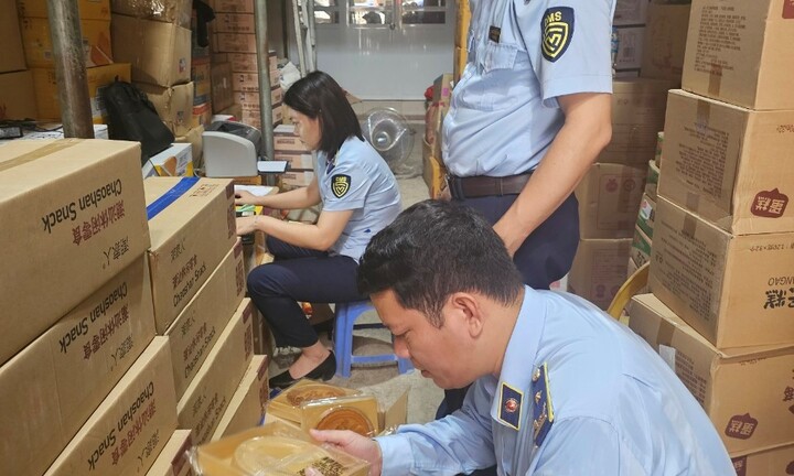 Tạm giữ hàng trăm bánh Trung thu có dấu hiệu nhập lậu tại huyện Hoài Đức (Hà Nội)