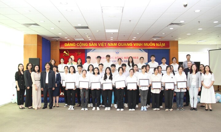 Quỹ học bổng Thắp Sáng Niềm Tin: Hành trình kết nối, sẻ chia 