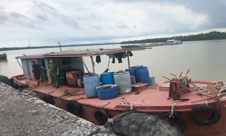 Bắt giữ tàu vận chuyển khoảng 3.000 lít dầu Diezel không rõ nguồn gốc, xuất xứ