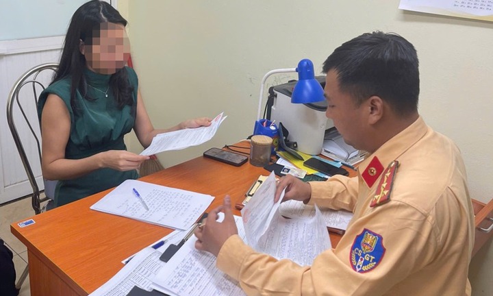 Bất ngờ với lý do nữ tài xế lái ô tô đi ngược chiều ở Hà Nội