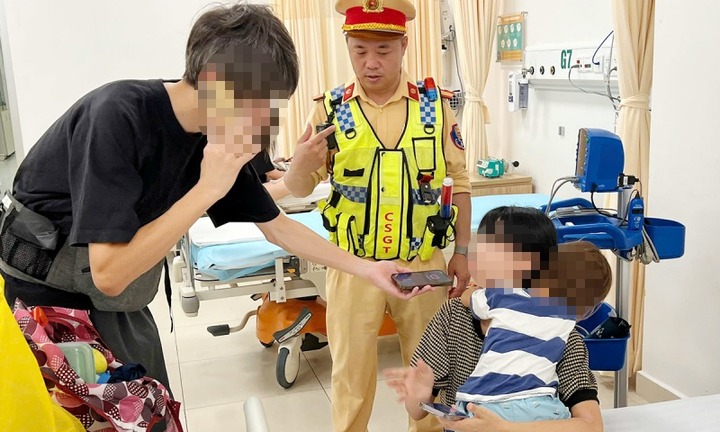 Cảnh sát dùng xe đặc chủng đưa bé trai người Nhật nghi bị ngộ độc đến bệnh viện 