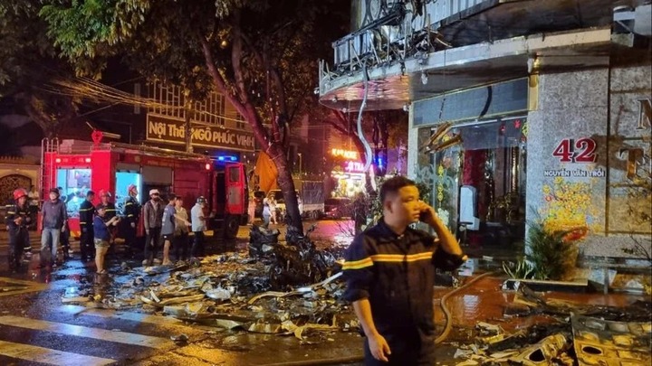 Quán karaoke bốc cháy giữa đêm, cảnh sát kịp thời giải cứu hơn 10 người mắc kẹt