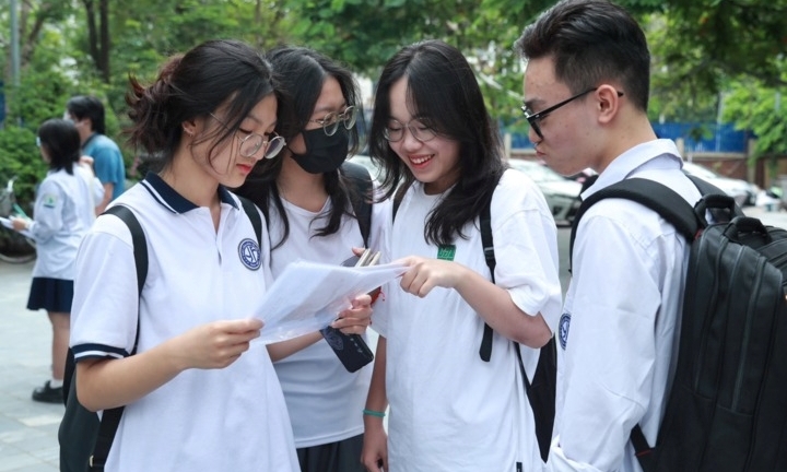 Nguyên nhân nào khiến điểm chuẩn đại học năm 2024 tăng vọt so với năm 2023?