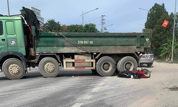 Tin tức tai nạn giao thông mới nhất ngày 20/8: Xe máy va chạm xe tải, 2 thanh niên thương vong