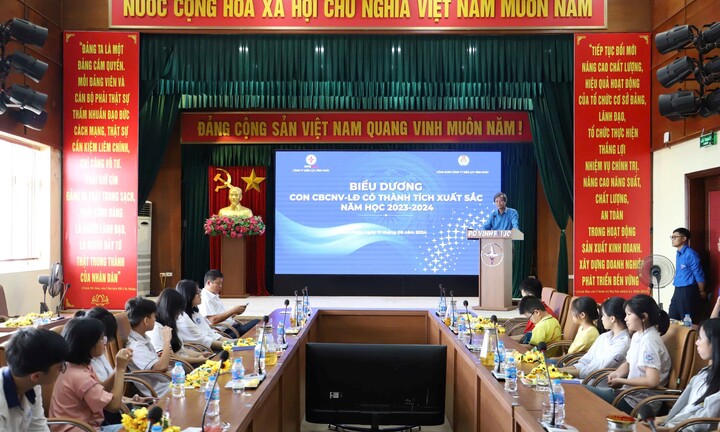 PC Vĩnh Phúc tổ chức khen thưởng con CBCNV đạt thành tích cao trong học tập năm học 2023-2024