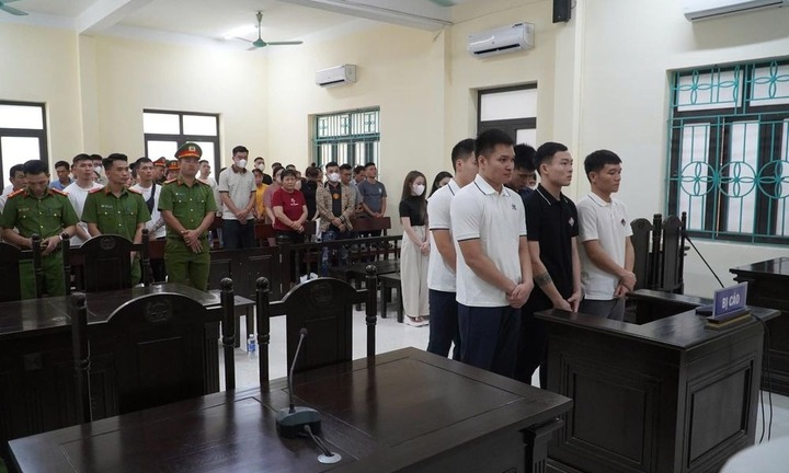 Vì sao hoãn xét xử 5 cầu thủ Hà Tĩnh cùng 5 cô gái tổ chức