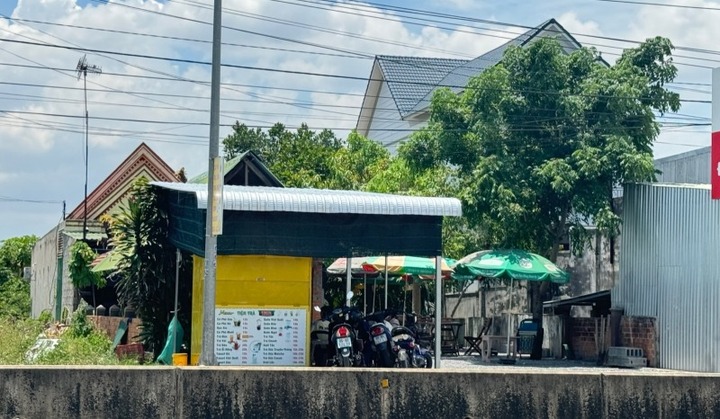 Điều tra vụ nhóm thanh niên xông vào chém người trong quán trà sữa