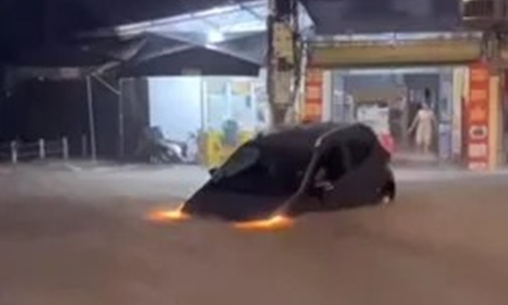Video: Mưa lớn, xe ô tô bị cuốn trôi ở Thái Nguyên
