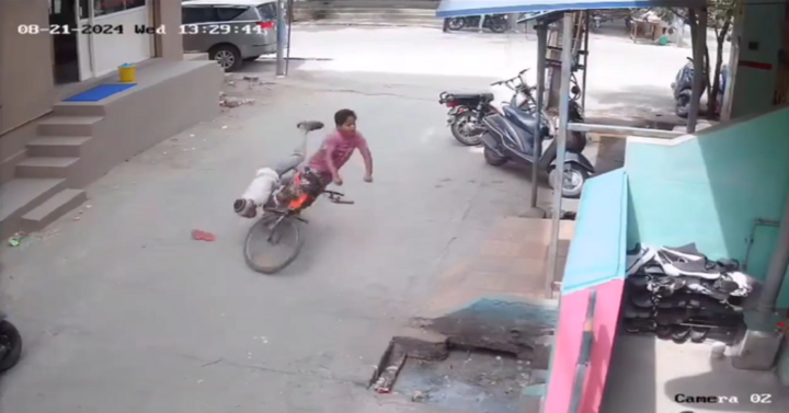 Chạm phải dây điện hở trên đường, 2 học sinh bị điện giật ngã gục