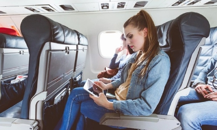 Những điều hành khách nhất định phải làm khi rời máy bay là gì?