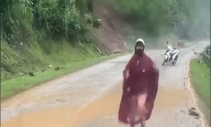 Video: Cô gái vứt xe máy, tháo chạy khỏi điểm sạt lở ở Sơn La