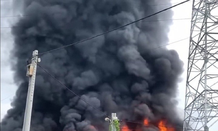 Bình Dương: Nhà xưởng cạnh cây xăng bốc cháy, người dân hoảng sợ tháo chạy