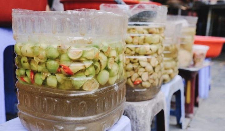 Muối dưa cà trong bình nhựa có hại không