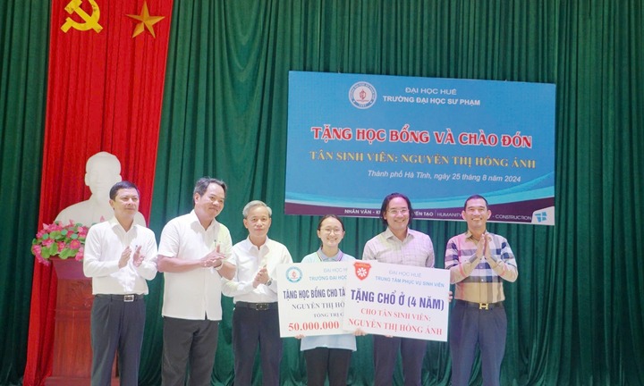 Nữ sinh mồ côi đạt 28,25 điểm được trao học bổng Trường Đại học Sư phạm Huế