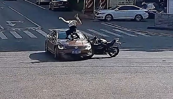 Video: Tông cực mạnh vào ô tô đang đi, thanh niên thoát chết thần kỳ