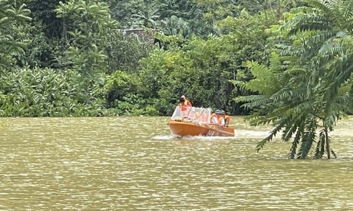 Dắt xe máy qua dòng nước lũ, 2 người đàn ông bị lũ cuốn mất tích