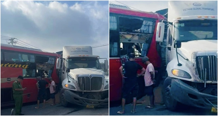 Sau cú đâm trực diện vào container, đầu xe khách biến dạng, 2 người bị thương