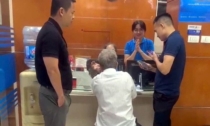 Vợ thấy chồng có biểu hiện 