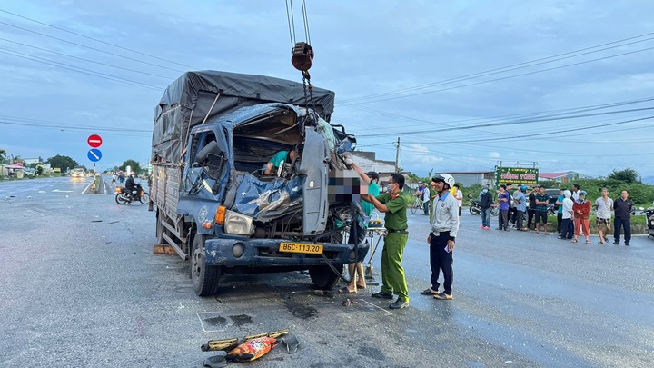 Hiện trường vụ xe tải tông xe tải đang đậu trên đường, thi thể tài xế bị mắc kẹt