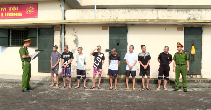 Hỗn chiến bằng dao phóng lợn, vỏ chai bia, 35