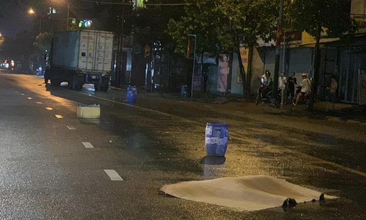Vụ thanh niên tử vong sau va chạm với xe container: Camera tiết lộ nguyên nhân