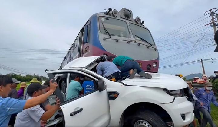 Ô tô bị ghìm chặt vào đầu tàu hàng, tài xe mắc kẹt trong ca bin sau cú va chạm