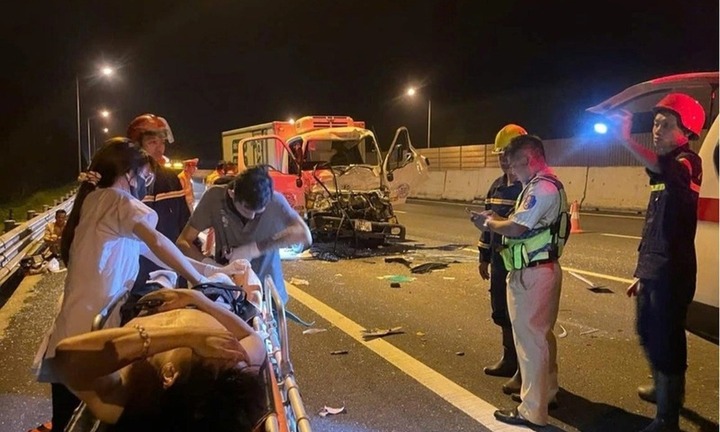 2 xe tải va chạm trên cao tốc Hà Nội - Hải Phòng, tài xế mắc kẹt trong cabin bẹp rúm