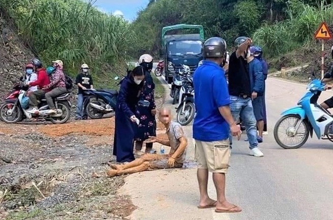 Tin tức thời sự mới ngày 1/9: Đất đá sạt lở, người đàn ông thoát chết may mắn