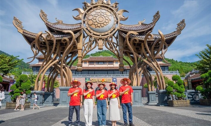 Đà Nẵng: Đông đảo du khách diện áo cờ đỏ sao vàng check in Bà Nà dịp 2/9