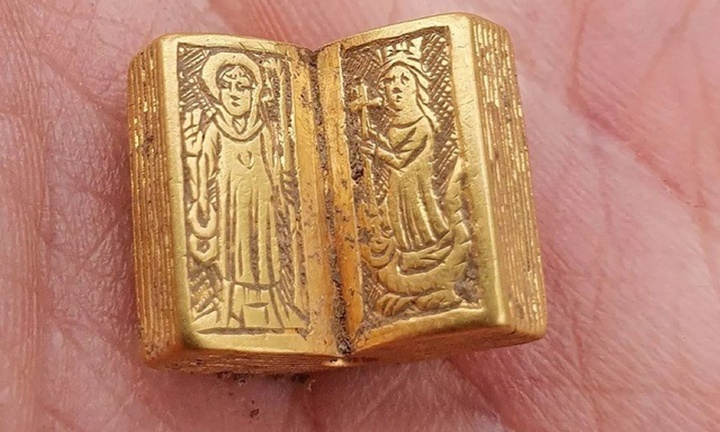 Nữ y tá phát tài sau khi đụng trúng “kho báu” vàng lấp lánh