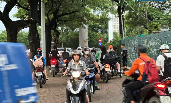 Hà Nội: Giao thông hỗn loạn, người dân chen chúc để kịp về nhà tránh bão Yagi