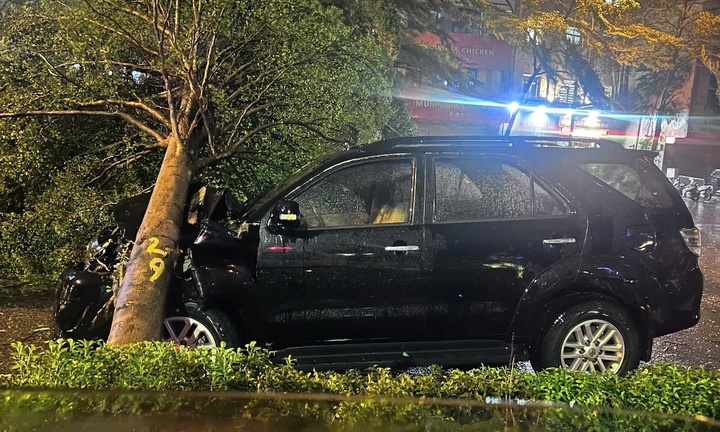 CSGT Hà Nội giải cứu tài xế ô tô bị cây đè trúng trong mưa bão