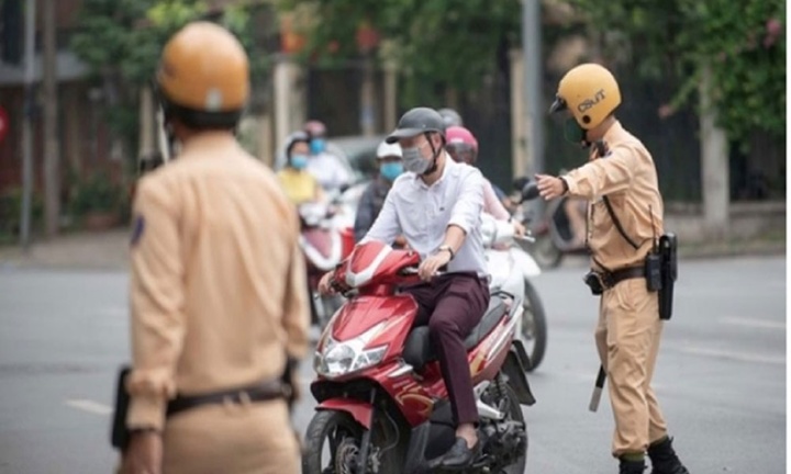 Chạy xe của người thân có bị phạt lỗi không chính chủ?