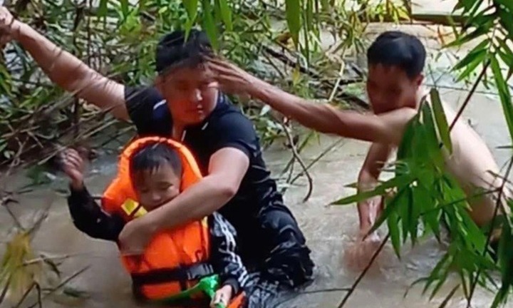 3 bố con bị nước lũ cuốn trôi khi đi xe máy qua cầu tràn ở Tuyên Quang