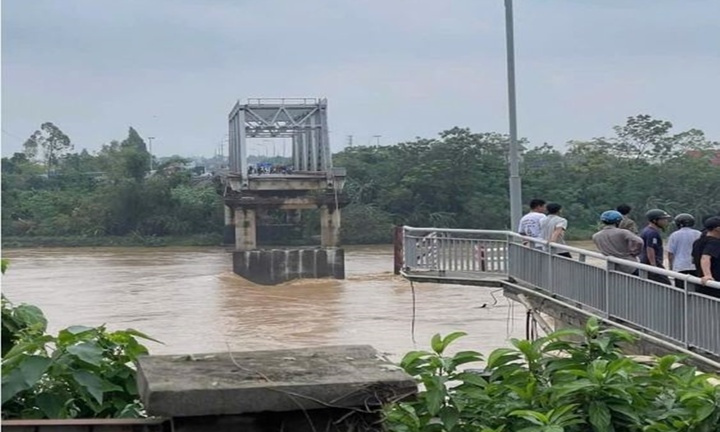 Sập cầu Phong Châu (Phú Thọ)