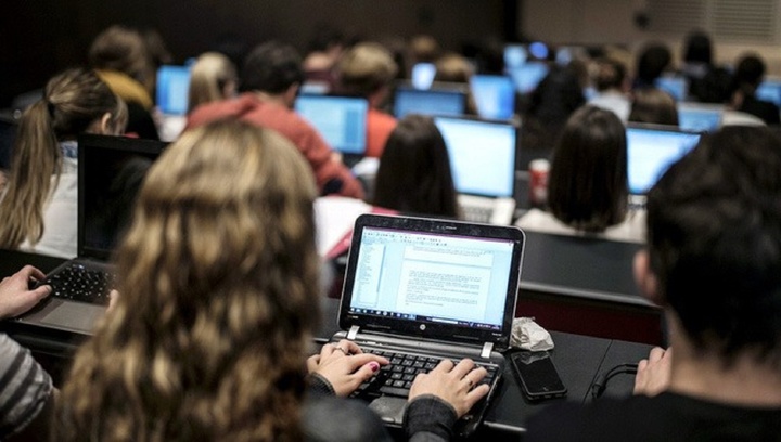 Nhiều trường đại học cho sinh viên học online do mưa lũ