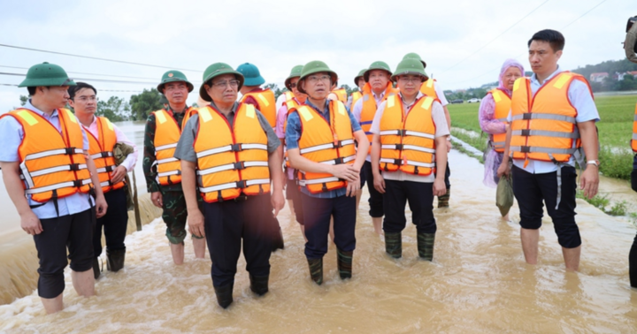 Thủ tướng yêu cầu bảo đảm an toàn đê điều, hồ đập, nhanh chóng hỗ trợ người dân bị ảnh hưởng bão lũ