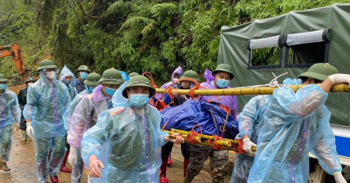 Công an trực tiếp khiêng thi thể đi bộ 20km trong vụ sạt lở 38 người chết ở Cao Bằng