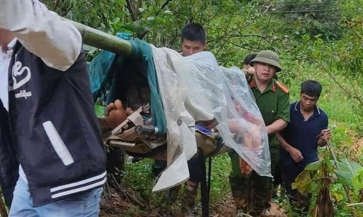 Khiêng cáng đi bộ đường núi 15km đưa nạn nhân của vụ sạt lở đi cấp cứu