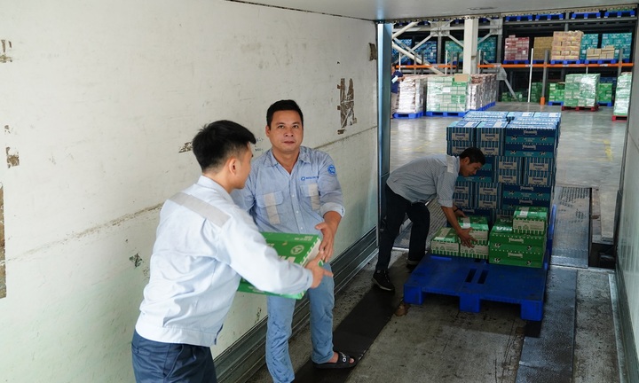 Vinamilk hỗ trợ 550.000 sản phẩm sữa, nước cho trẻ em, người dân vùng bão lũ