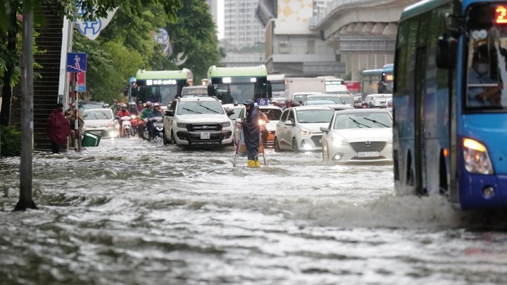 Cảnh báo: Hà Nội tiếp tục mưa lớn, nguy cơ ngập lụt loạt tuyến phố 