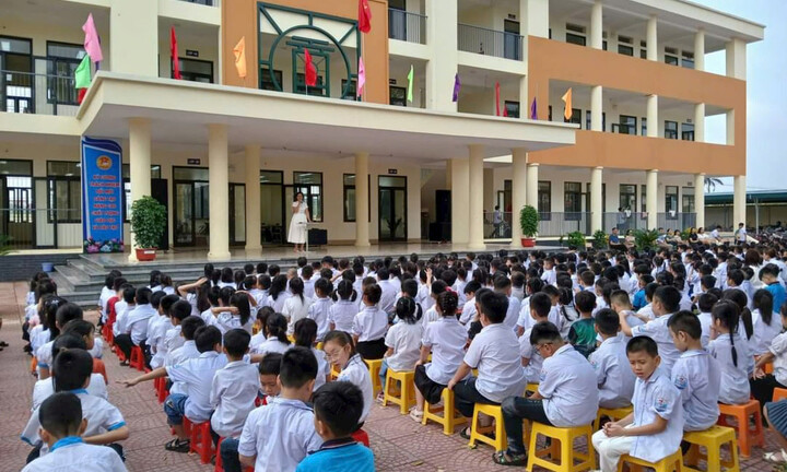 Nam sinh ngã từ tầng 2 xuống sân trường: Trưởng phòng GD&ĐT Phú Xuyên nói gì?