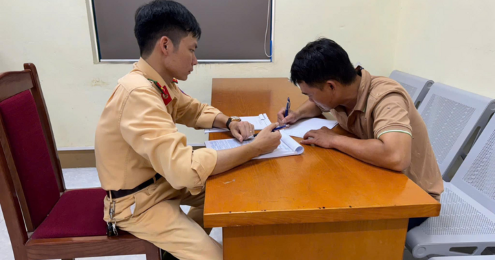 Xử lý nghiêm 2 tài xế không nhường đường cho xe ưu tiên làm nhiệm vụ