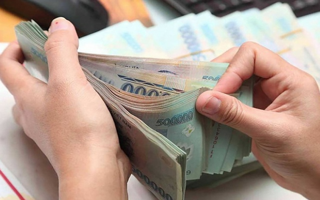 Có 100 triệu đồng nên đầu tư hay gửi tiết kiệm?