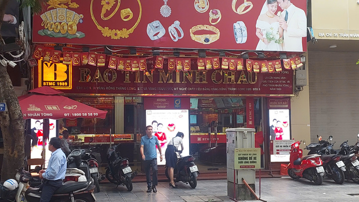 Giá vàng nhẫn cao kỷ lục, loạt cửa hàng báo hết vàng, phải đặt