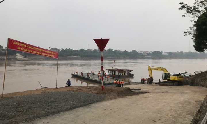 Khi quân đội bắc cầu phao Phong Châu, người dân cần tuân thủ điều gì?