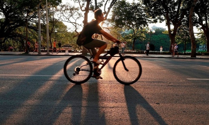 Miền Bắc hửng nắng, miền Nam có mưa dông