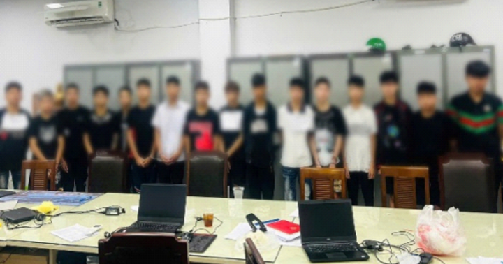 Nhóm thanh niên mang hung khí đuổi chém người đi đường trên phố Hà Nội