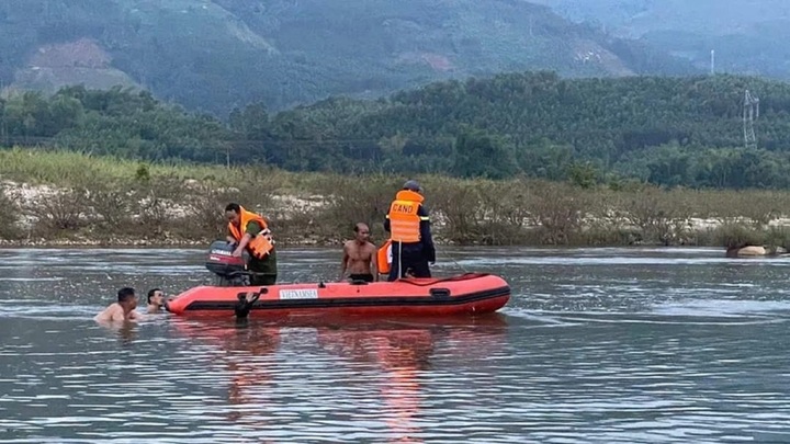 Tìm thấy thi thể học sinh lớp 7 đuổi nước trên sông Re