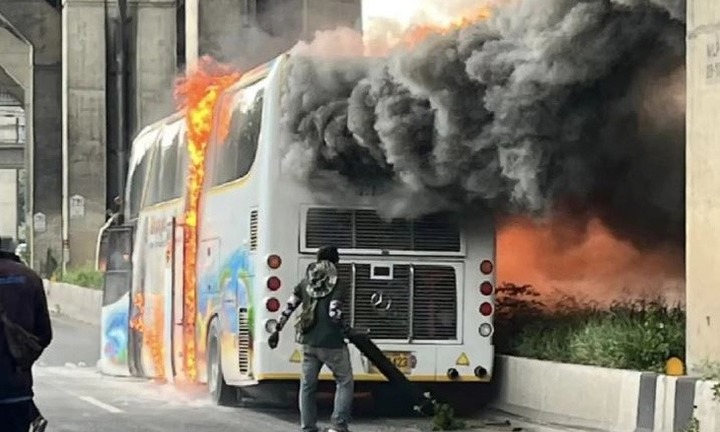 Clip: Xe buýt chở học sinh bốc cháy ngùn ngụt giữa đường, ít nhất 25 người có thể đã thiệt mạng